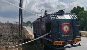 Respon Cepat Personel SAR Ditsamapta Polda Sultra Lakukan Penyiraman Lahan Terbakar di Poasia