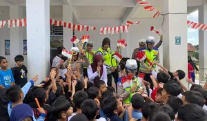 Semarakkan HUT ke-81 RI, Polantas Karib Ditlantas Polda Sultra Bagikan Ornamen ke Pelajar 
