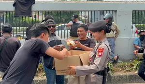 Polwan Sapa Masyarakat Pejuang Aspirasi, Bagikan Makanan dan Minuman di DPR