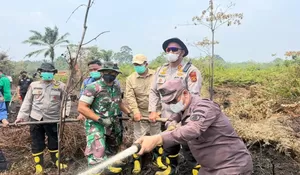 Polri dan TNI Kompak Bersama Stakeholder Gerak Cepat Tangani Karhutla di Sarolangun