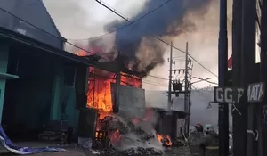 Gudang Kertas Bekas di Surabaya Kebakaran, Diduga Akibat Putung Rokok