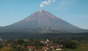 Gunung Semeru Kembali Erupsi Pagi Ini, Kolom Abu Mencapai 1.200 Meter dan Aktivitas Vulkanik Masih Berlangsung