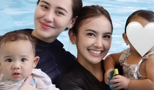 Penampilan Natural Mahalini dan Aaliyah Massaid Saat Temani Anak Les Renang Curi Perhatian