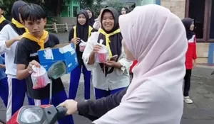 Peringati Hari PMR 1 Maret, PMR Wira SMKN 1 Jember Gelar Gerakan Bersih-bersih Masjid hingga Berbagi Takjil