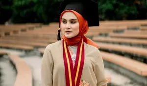 Bangga! Zee Zee Shahab Resmi Raih Gelar Doktor Seni di ISI Bali, Wisuda S3 Capai Prediksi Cumlaude