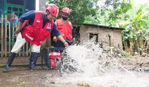 Sumur Warga Desa Gugut Jember Keruh dan Berbau Usai Banjir Sungai Dinoyo, PMI Lakukan Normalisasi dan Distribusi Air Bersih