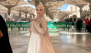 Momen Elina Joerg Jalani Ibadah Umrah Tepat di Ramadhan 1447 Hijriah, Bagi Foto di Masjid Nabawi