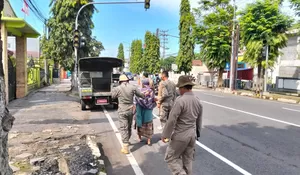 Satpol PP Jember Amankan ODGJ di Persimpangan Bhayangkara yang Berpotensi Menganggu Ketertiban