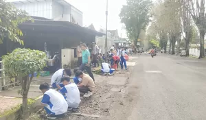 Totalitas Dukung Gerakan Indonesia ASRI, Ribuan Siswa dan Guru SMKN 3 Bondowoso Sapu Bersih Sepanjang Jalan Santawi