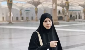 ‎Penampilan Natural Natasha Rizky saat Ibadah Umrah Curi Perhatian, Warganet: Definisi Cantik...