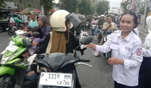 Ratusan Takjil Ludes Dibagikan Relawan PMI Jember, Mahasiswa dari Berbagai Kampus Turun Langsung ke Jalan