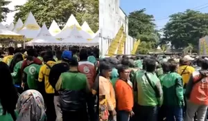Ratusan Driver Ojol Padati Bakpia Pathok 25 Yogyakarta, Antre Ambil THR Jelang Lebaran