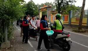 Bangun Empati di Bulan Suci, Kolaborasi PMR, Pramuka, dan OSIS SMPN 9 Jember Gelar Aksi Berbagi Takjil