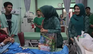 Ketua TP PKK Jember Salurkan 500 Takjil untuk Pasien dan Keluarga Pasien di RSD Kalisat