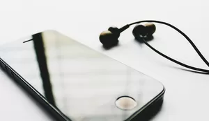 Sering Pinjam Earbuds Teman? Dokter Peringatkan Risiko Infeksi Telinga hingga Penyakit Serius