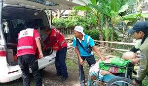PMI Jember Evakuasi Lansia 71 Tahun di Gebang ke RS Citra Husada, Bukti Siaga Kesehatan Saat Mudik Lebaran 2026