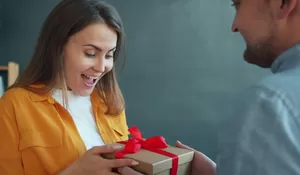 Wajib Dicoba ! Intip 4 Rekomendasi Hadiah Spesial untuk Pacar Wanita Saat Momen Lebaran