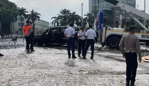 Tambrak Pembatas, Mobil Listrik ‘Nyemplung’ ke Kolam Air Mancur Bundaran HI, Evakuasi Berlangsung Dramatis