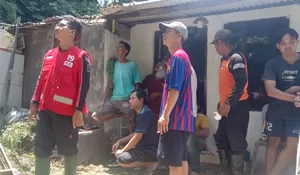 Jalan Penghubung RT di Kepatihan Jember Lumpuh Akibat Longsor, PMI dan BPBD Turun Tangan Lakukan Penanganan Cepat