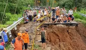 Diduga Karena Curah Hujan Tinggi, Jembatan Menuju Objek Wisata Air Terjun Madakaripura di Probolinggo Ambruk