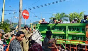 Wujudkan Wajah Kota yang Asri, Satgas Infrastruktur dan Tata Ruang Jember Gelar Penertiban PKL