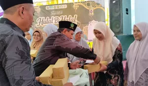 Halalbihalal, Guru MI Mengabdi 40 Tahun di Jombang ini Terima Hadiah