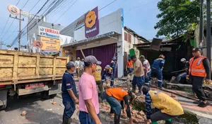 Cegah Banjir Kota, Bangunan Liar di Atas Saluran Irigasi di Jalan Trunojoyo Jember Dibongkar