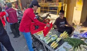 Diserbu Emak-Emak, DPC PDI Perjuangan Jember Bagikan Kantong Belanja di Tengah Kenaikan Harga Plastik
