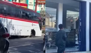 Detik-Detik Ban Bus Primajasa Lepas dan Hantam Apotek di Tasikmalaya, Video Viral Picu Kepanikan Warga