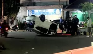 Kecelakaan Tunggal di Pertigaan Tugu Trunojoyo Jember, Mobil Menabrak Pembatas Jalan hingga Terbalik