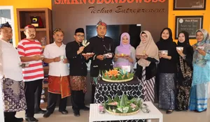Semarak Hari Kartini, Guru SMKN 3 Bondowoso Kompak Berkebaya, Gelar Upacara Hingga Lomba Tumpeng Jajanan Tempoe Doloe