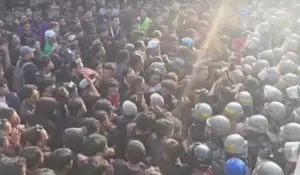 Demo Tolak Kebijakan Gubernur Kaltim Berujung Tegang, Aksi Orator Redam Massa Jadi Viral di Media Sosial