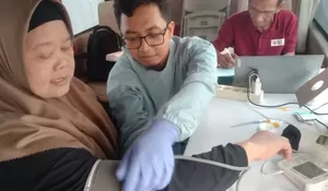 Dorong Kesadaran Donor Darah, Kadis Koperindag Jember Ikut Aksi PMI di Tengah Kegiatan OSMA