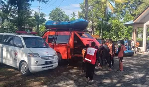 Turut Serta dalam Pencarian Warga Silo yang Hanyut di DAM Mayang, PMI Jember Siagakan Ambulans