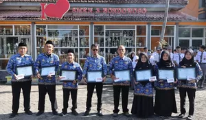 Cara Unik SMKN 3 Bondowoso Muliakan Pendidik di Hardiknas; Apresiasi Guru Terbaik dan Beri Hadiah Servis serta Ganti Olie Gratis