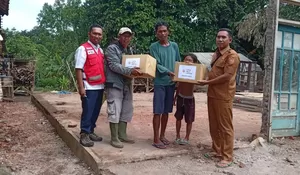 Hujan Disertai Angin Hancurkan Rumah Warga Jember, PMI Bergerak Salurkan Bantuan untuk Korban dan Keluarga Duka