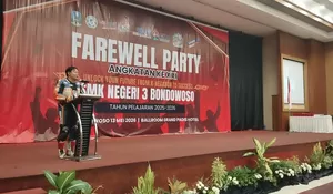 Kasek SMKN di Bondowoso Ini Pakai Baju Balap Motor Saat Acara Wisuda, Begini Pesannya