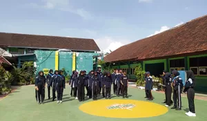 Peringati Hari Palang Merah Internasional, PMR SMPN 1 Rambipuji Bagi Sembako kepada Tukang Becak hingga Lansia