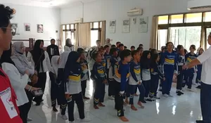 Kunjungi PMI Jember, Siswa SD Labschool FKIP UNEJ Praktik First Aid hingga Belajar Leadership