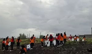 Tutup Acara Pamensa, KSR PMI Unmuh Jember dan SIBAT Kepanjen Menggelar Aksi Membersihkan Sampah di Pantai Selatan Jember