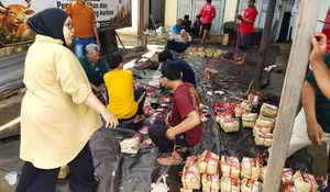 Unik dan Ramah Lingkungan, PMI Jember Kemas Daging Kurban Idul Adha dengan Besek Bambu