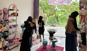 Dari Modal Rp300 Ribu Hingga Omset Jutaan, Kisah Sukses Any Mengembangkan Bisnis Buket di Lamongan