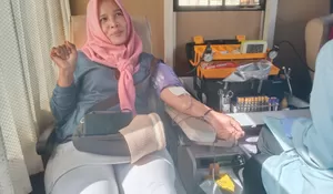 Usia Bukan Penghalang Berbuat Kebaikan, Lansia Jember Antusias Donor Darah Bersama PMI pada Peringatan Hari Lansia