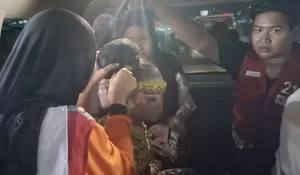 Bukti Kesiapsiagaan Relawan, SIBAT dan KSR PMI Jember Evakuasi Bocah yang Pingsan Saat Kirab Petik Laut Puger