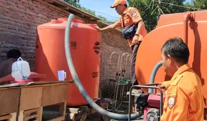 Atasi Kekeringan di Pakusari, BPBD dan PMI Jember Pasok 9.000 Liter Air Bersih