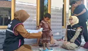 Tim Medis Jelbuk Terjang Perbukitan, Sisir Ratusan Balita Berindikasi Stunting secara Door to Door