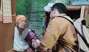 Jemput Bola, Puskesmas Ambulu Jember Datangi Lansia Sebatang Kara yang Enggan Berobat