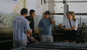 Napak Tilas Jejak Kakek, Turis Belanda Kepincut Serunya Nyadap Karet di Kebun Kalimrawan Jember
