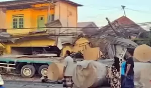 Kronologi Laka di Gempol Pasuruan, Truk Muatan Gelondongan Kertas Diduga Rem Blong Menabrak Motor hingga Seruduk 5 Rumah Warga