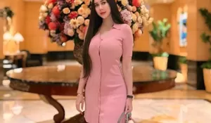 Aura Kasih Mendadak Ngaku Sudah Pacaran Lama dengan Seorang Bule, Spill Kedekatan Sang Kekasih dengan Putrinya